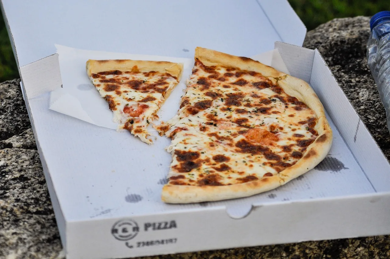 pizza, food, supper, takeaway, takeout, take-out, take-away, fast food, stone, pizza box, napkin, margarita, cheese, crust, takeaway, takeaway, takeaway, takeaway, takeout, pizza box, pizza box, pizza box, pizza box, pizza box. Packaging ghost kitchen orders: containers, labels and the peak-hour checklist
