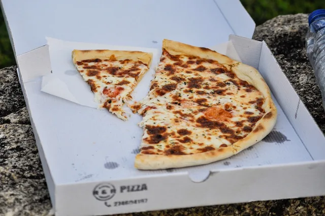 pizza, food, supper, takeaway, takeout, take-out, take-away, fast food, stone, pizza box, napkin, margarita, cheese, crust, takeaway, takeaway, takeaway, takeaway, takeout, pizza box, pizza box, pizza box, pizza box, pizza box. Packaging ghost kitchen orders: containers, labels and the peak-hour checklist